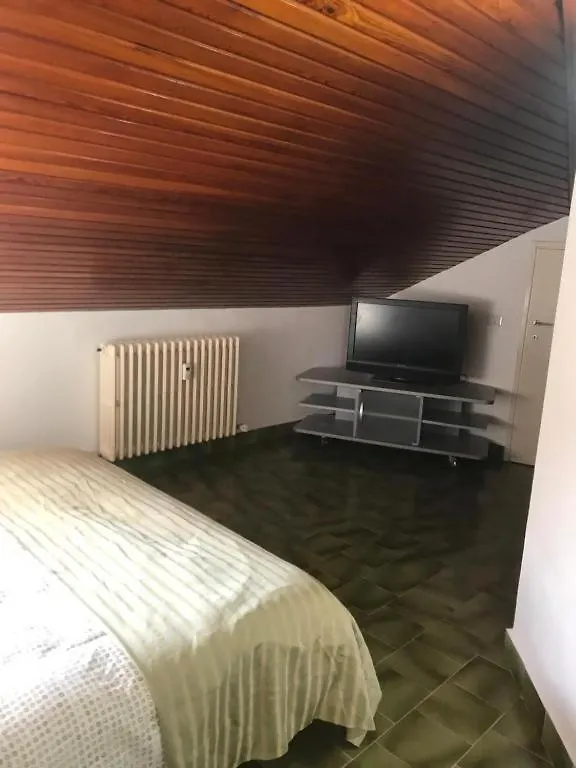 Apartament Appartamento La Mansarda Lecco Włochy