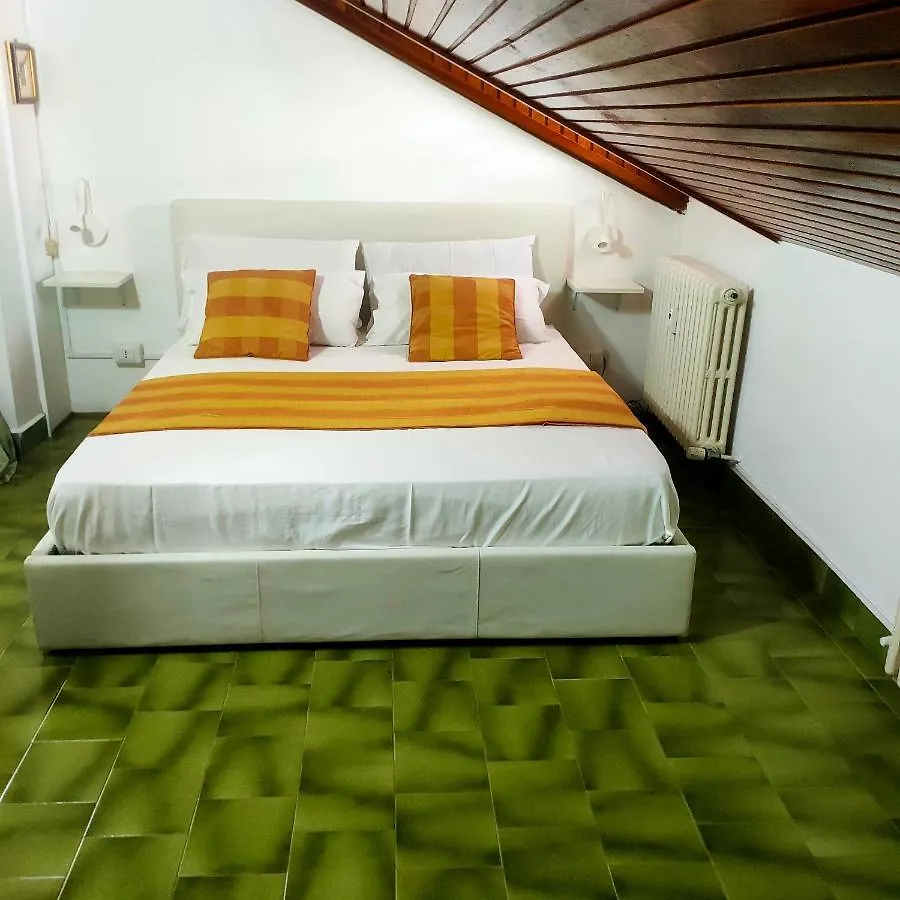 Apartament Appartamento La Mansarda Lecco Włochy